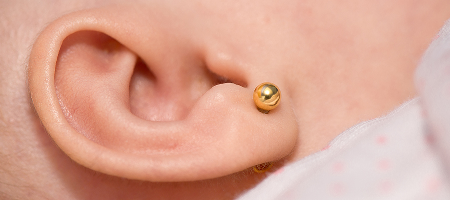 Perforación lóbulo de la oreja con pendientes hipoalergénicos Perforación lóbulo de la oreja con pendientes hipoalergénicos